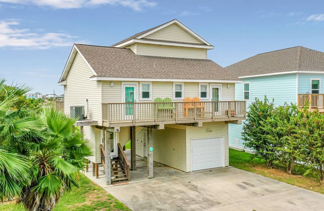 Retreat at the West End 3/2. SLEEPS up to 6! Five mins walk to beach!