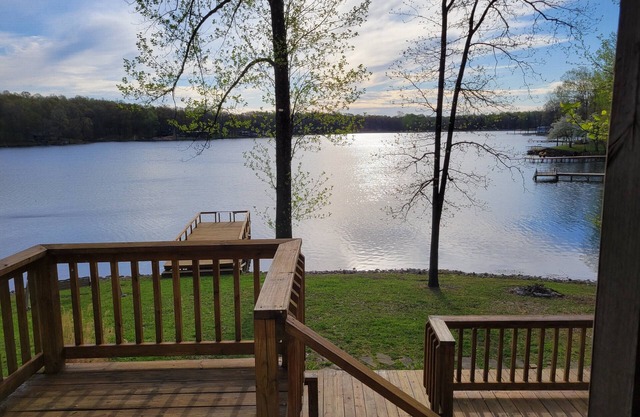 Retreat Cabin in Southern Illinois on Lakefront with an Outdoor Hot Tub