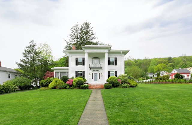 Retreat in Style: Luxury for Family & Friends