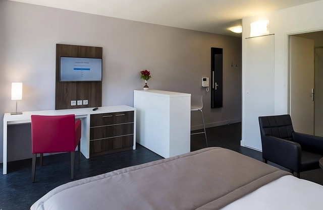 Retreat to Cozy Studio Convenience Beside Urban Campus | 2 Studios