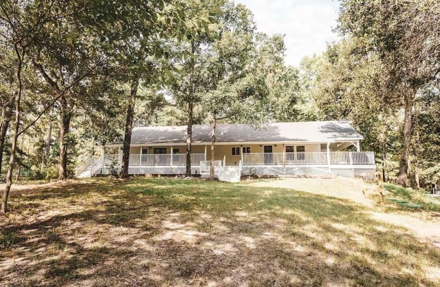 Retreat to the country. Three updated farmhouses, 28 acres, pickleball court.