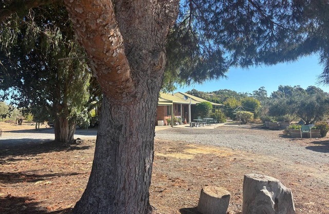 Retreat to Willunga Farmhouse. Attractions Willunga Market, Wineries, Walking