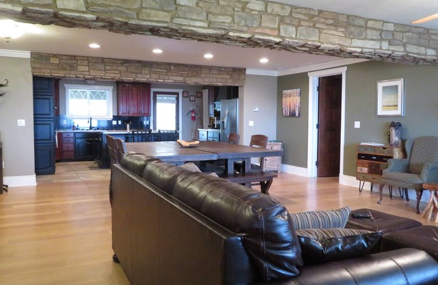 Retreats Welcome, Reunions Too.Cozy Bear Lodge.Perfect Accommodations.