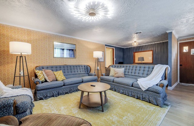 Retro! - 4BR Near Sav Airport