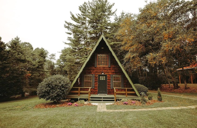 Retro A-Frame Cabin minutes from the Blue Ridge Parkway and I-77 in Fancy Gap