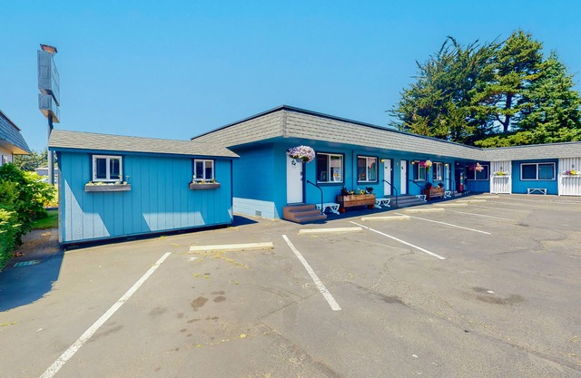 Retro-chic motel near beach with WiFi - walk to downtown shops & eateries