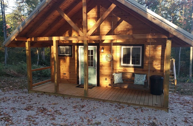 Retro studio cabin in lovely Frenchburg with Hot Tub, WiFi and fire pit