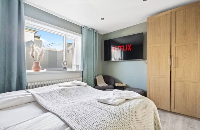 Reykjavík Center, King bed, 65` TV with Netflix