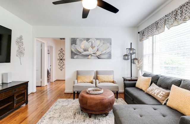 RF Central location w fenced backyard FIRE-PIT