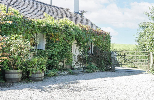 RHYD LECHOG, pet friendly, character holiday cottage in Llanrwst