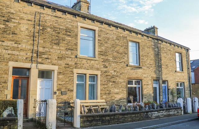 RIBBLESDALE COTTAGE, pet friendly, with a garden in Settle