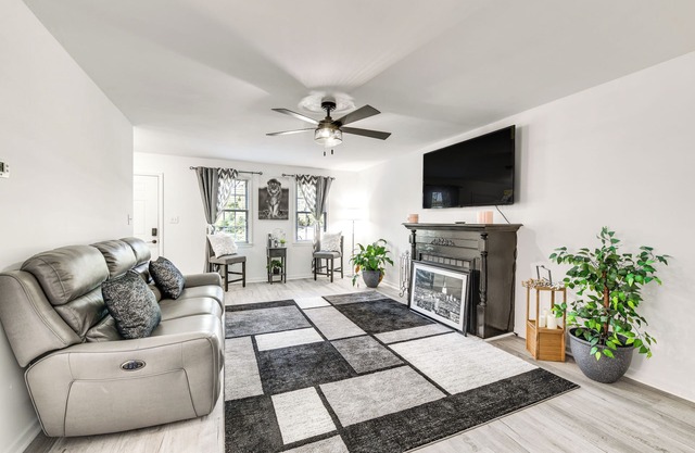 Richmond Home w/Deck: 1 Mi to Richmond Raceway!