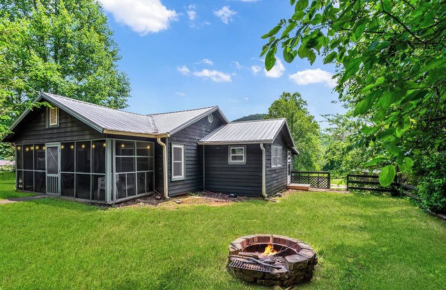 Rider’s Retreat in Suches, Pit Stop near Woody gap, fire pit, Views,Dog Friendly