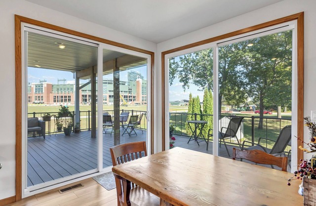Ridge Road Retreat - Lambeau’s Closest Neighbor!