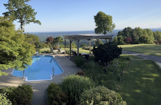 Ridgetop Oasis! Cottage/pool perched above valley. Stunning views, gardens, more