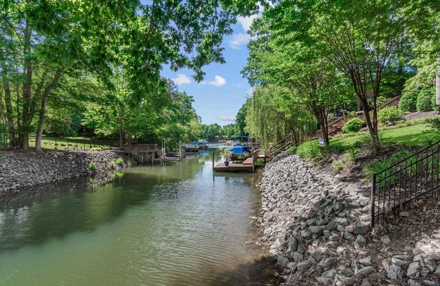 Ridgetop Lakefront Retreat! Sleeps 16, Pets welcome! Boat Rental Available!