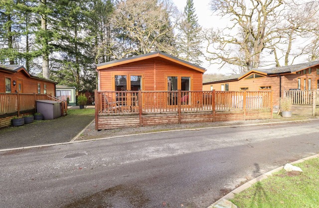 RIDGWAY LODGE, pet friendly, with hot tub in Windermere