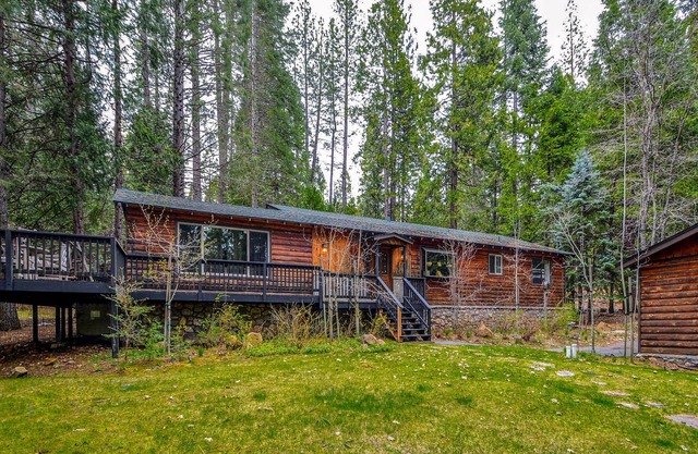 RIGHT ACROSS FROM LAKEMONT PINES LAKE SLEEPS 12 W/HOT TUB + EV CHARGER