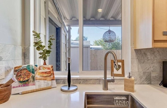 Right off i215, Close to Ski Resort, Pet Allowed