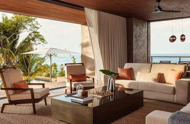 Right On The Beach! Balcony, Outdoor Pools, Free Breakfast, Free Parking!