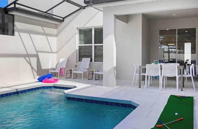 Riley's Roost | Fab Villa w Luxe Suites, Safari BR, Grand LR - Near Top Shopping