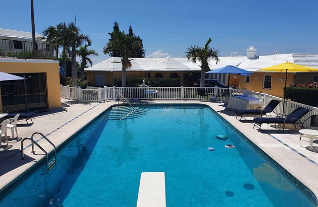'RIPPLE WATERS' - More for Le$ Great One Bedroom Pool House