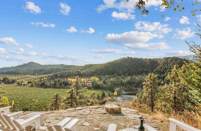 River Heights Home-Romantic Luxury*Hot Tub*Jetted Tub*Mtn and River Views