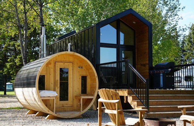 River North HardTop: modern, decked-out cabin w/private sauna, & river view
