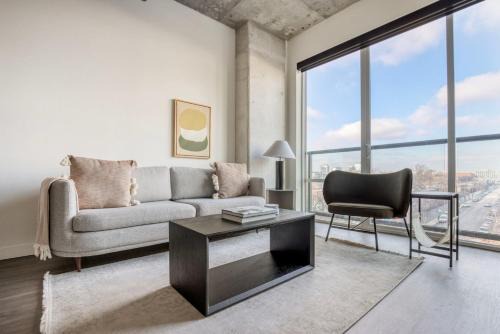 River North 1br nr Riverwalk w yoga studio CHI-1040