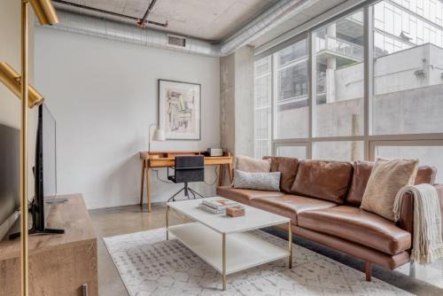 River North 1br w gym coffee shop nr L beach CHI-954