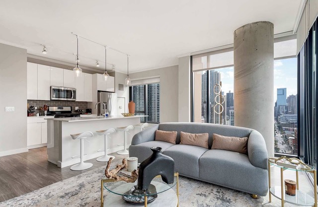 River North 2BR: Balcony, Walk to Mag Mile, Pool