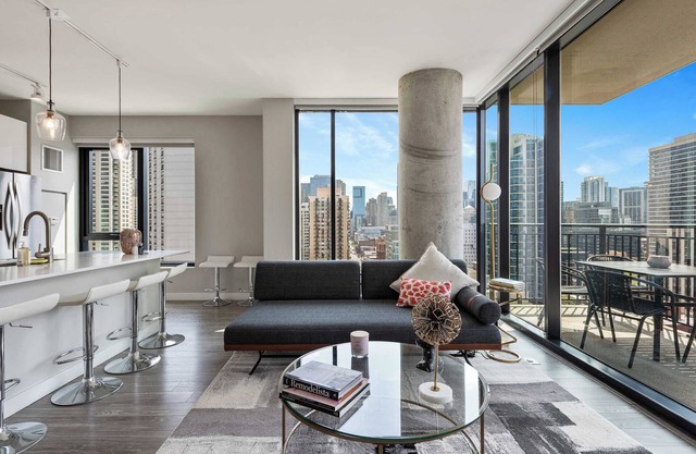 River North 2BR: High Ceilings, Comfort
