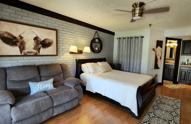 River Ranch Getaway! First Floor, Steps to Pool! 136