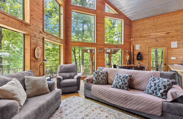 River Retreat 3-bedroom house on 5 acres in Murfreesboro, with kayaks and canoes