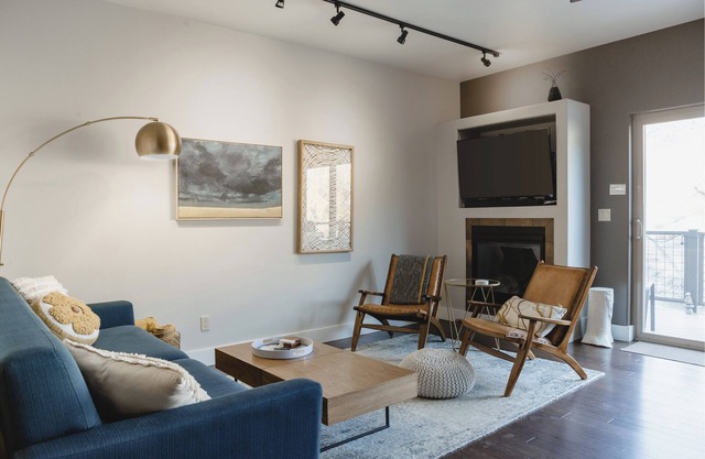 River Retreat & Decked Out - Walk to town - 3BD