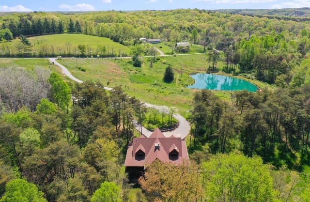 River Rock Lodge- Fishing Pond, WiFi , Fireplaces, Bball court, Onsite Trails