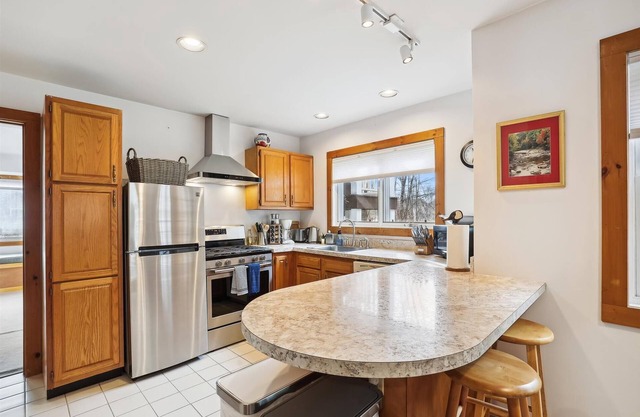 River's Edge 308: 1 br, fireplace, a/c, walkable to Village, free ski shuttle!