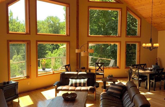 River view & 5 minute walk to downtown!