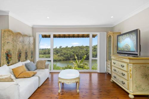 River View Oasis: Spacious 3-Bed House with Pool