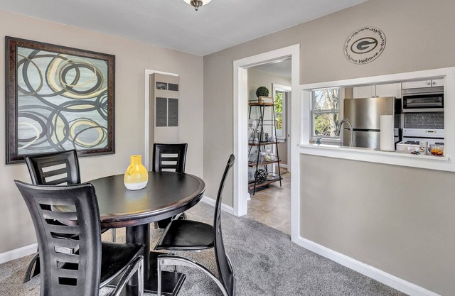 River View- Renovated Townhome close to Lambeau by RedAwning