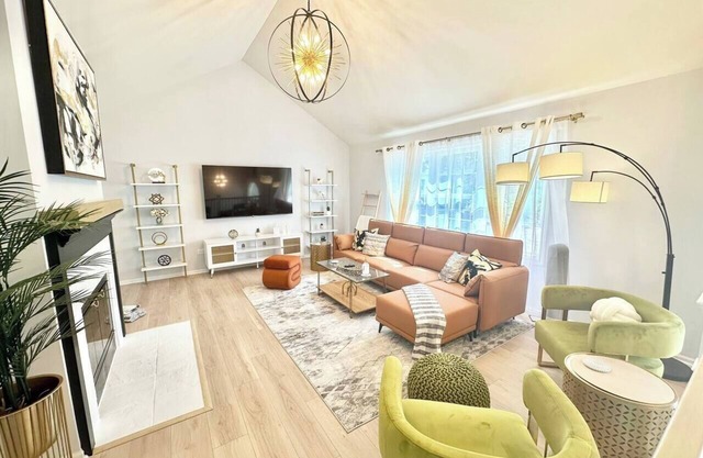 River View, walk to town, stylish, Spacious