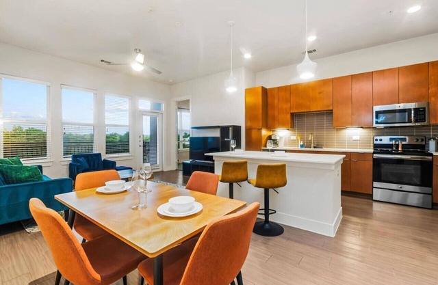 River Walk Luxury: 2BR Apt | River Views+Pool+Gym