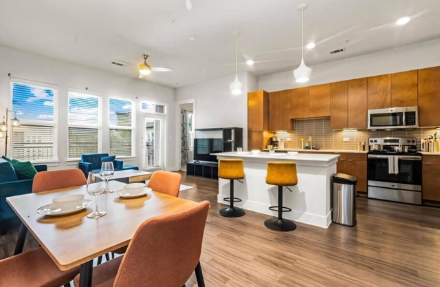 River Walk Luxury: 2BR Apt | River&Pool Views+Gym