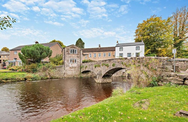 Riverbank Cottage - One Bedroom House, Sleeps 2