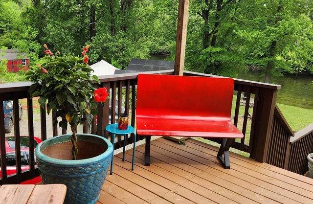 Riverdell Arts Sunflower Cottage