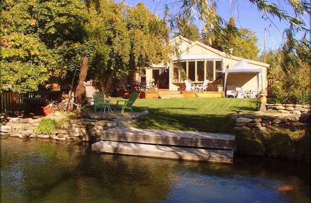 Riverfront Beach Cottage in Downtown Bend