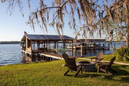 Riverfront Boaters Paradise - Dock w Lifts