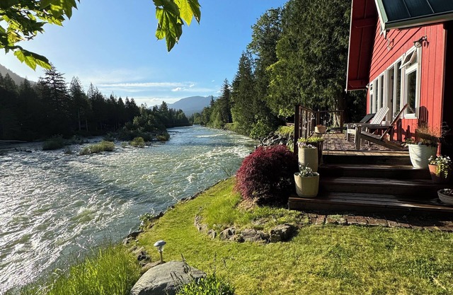 Riverfront Cabin! BBQ, HOT TUB, FIRE PIT, 4 BEDROOMS