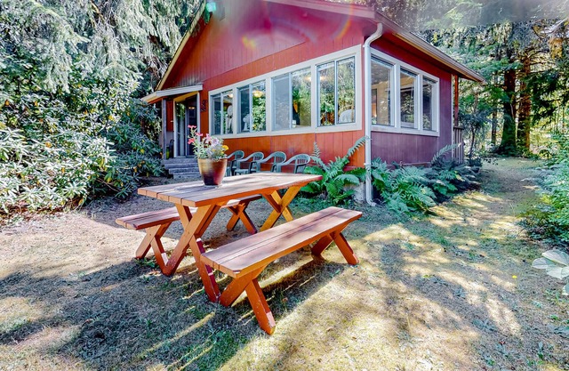 Riverfront cabin with a full kitchen, WiFi, firepit, & water access