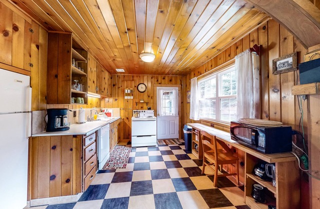 Riverfront cabin with large yard, great deck, fireplace, washer/dryer, & WiFi